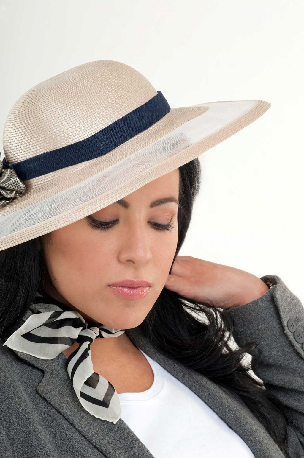 María Katzarava con sombrero