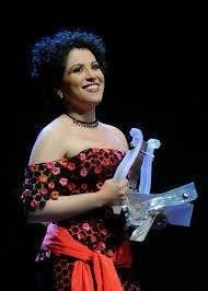 María Katzarava en escena con vestido floral rojo